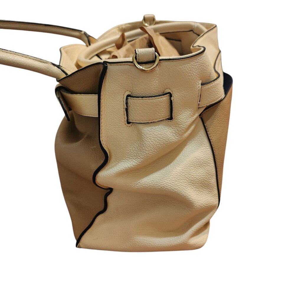 Beautiful Reed Beige and Tan Shoulder Purse - Picture 7 of 16